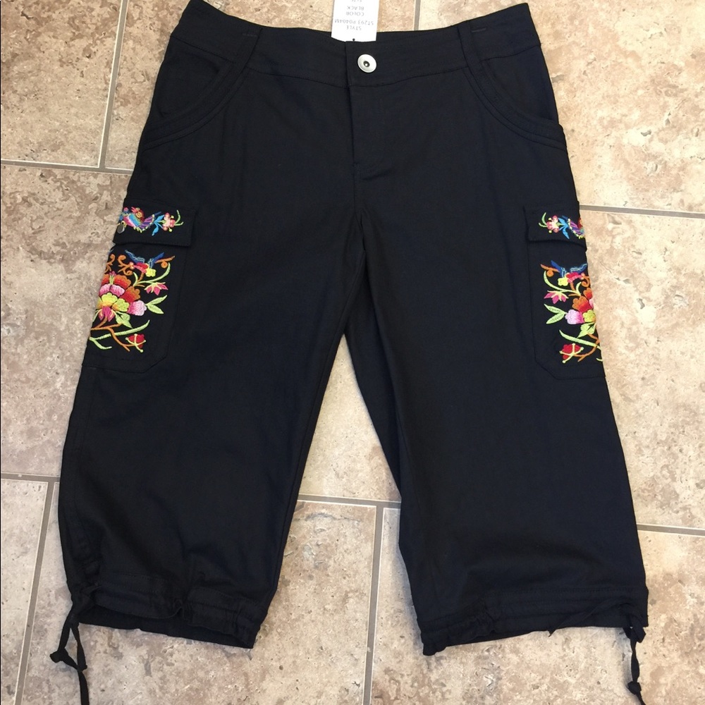 Bohemian black twill embroidered capri pants-6 NWT