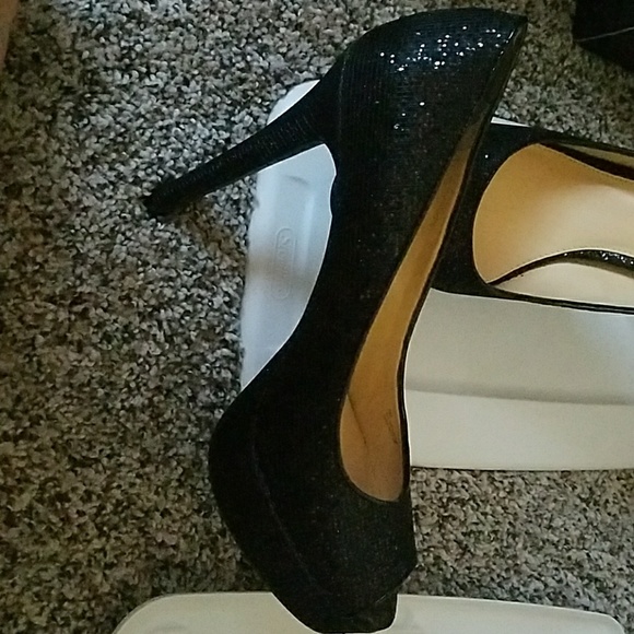 HEELS - Picture 2 of 2