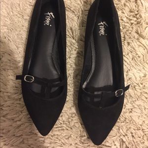 Size 8 Fioni flats!