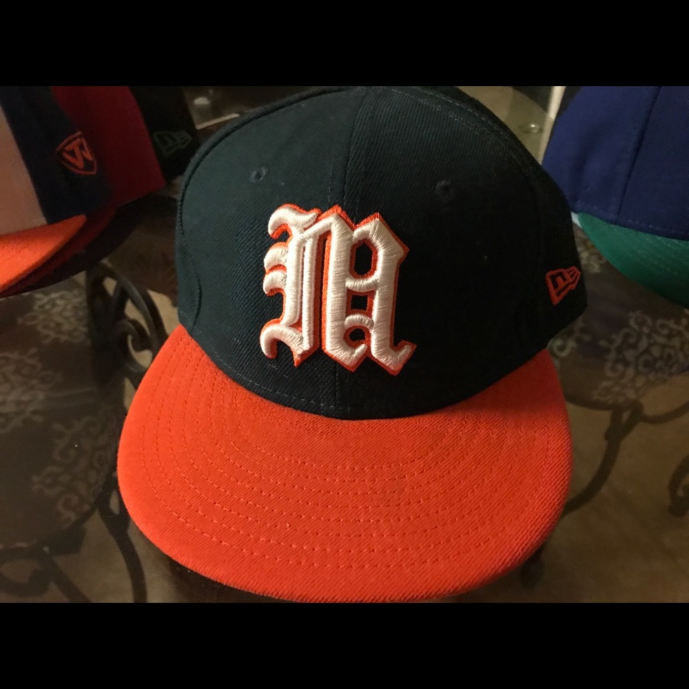 Set of 8 men's 7 1/4 flat Bill hats from lids.