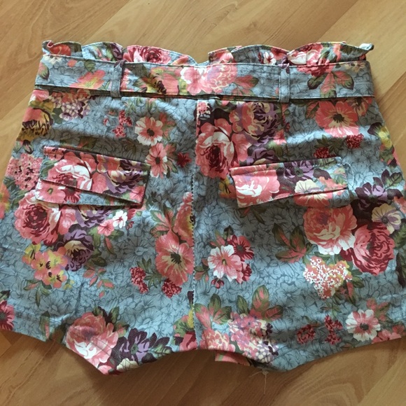 XX DONATED XX Floral boutique ruffle bow shorts - Picture 2 of 5
