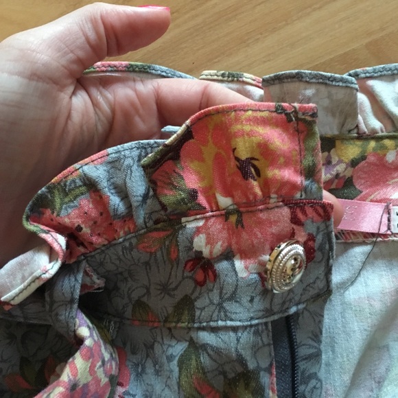 XX DONATED XX Floral boutique ruffle bow shorts - Picture 5 of 5