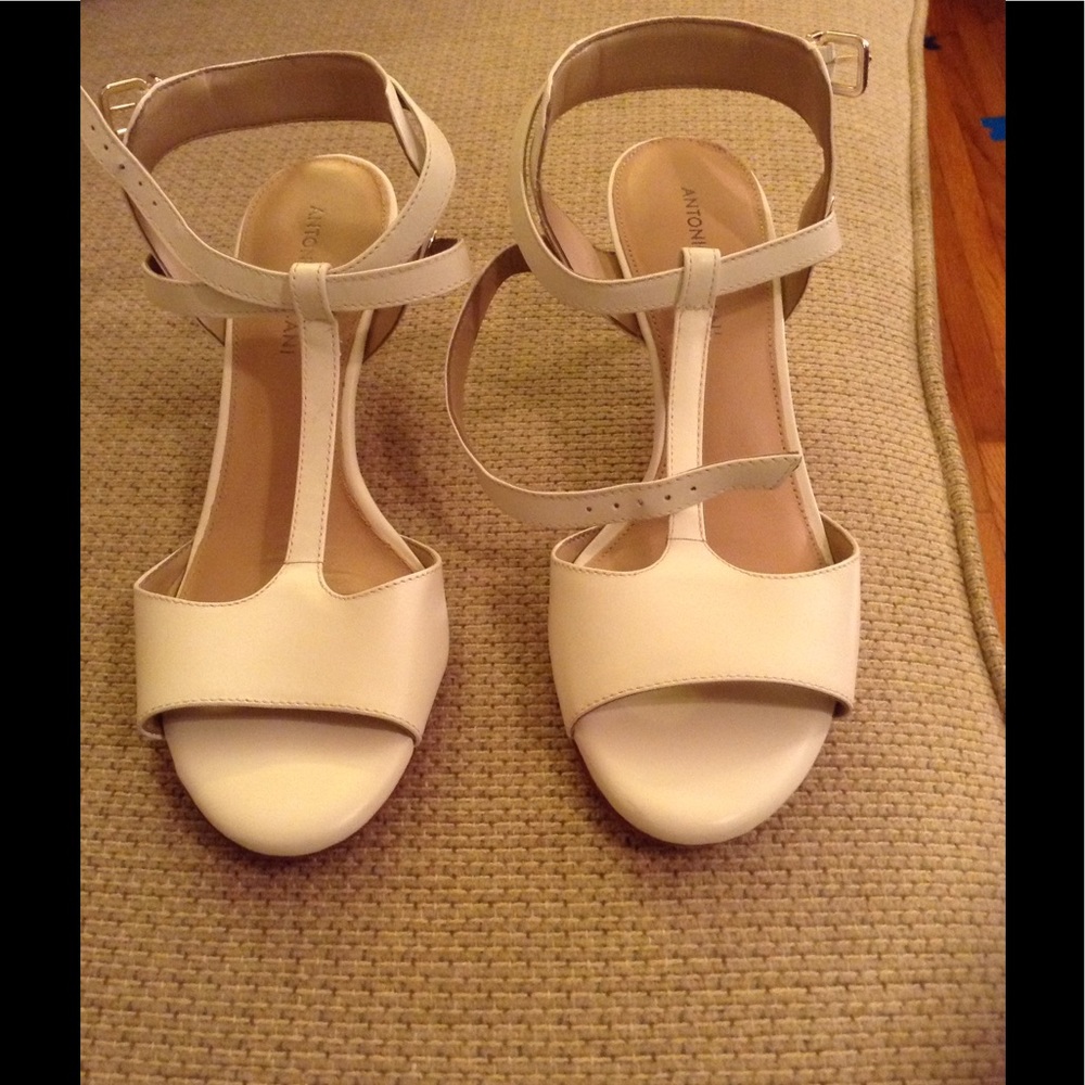 Off white leather Antonio Melani strappy sandals.