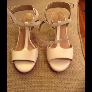 Off white leather Antonio Melani strappy sandals.