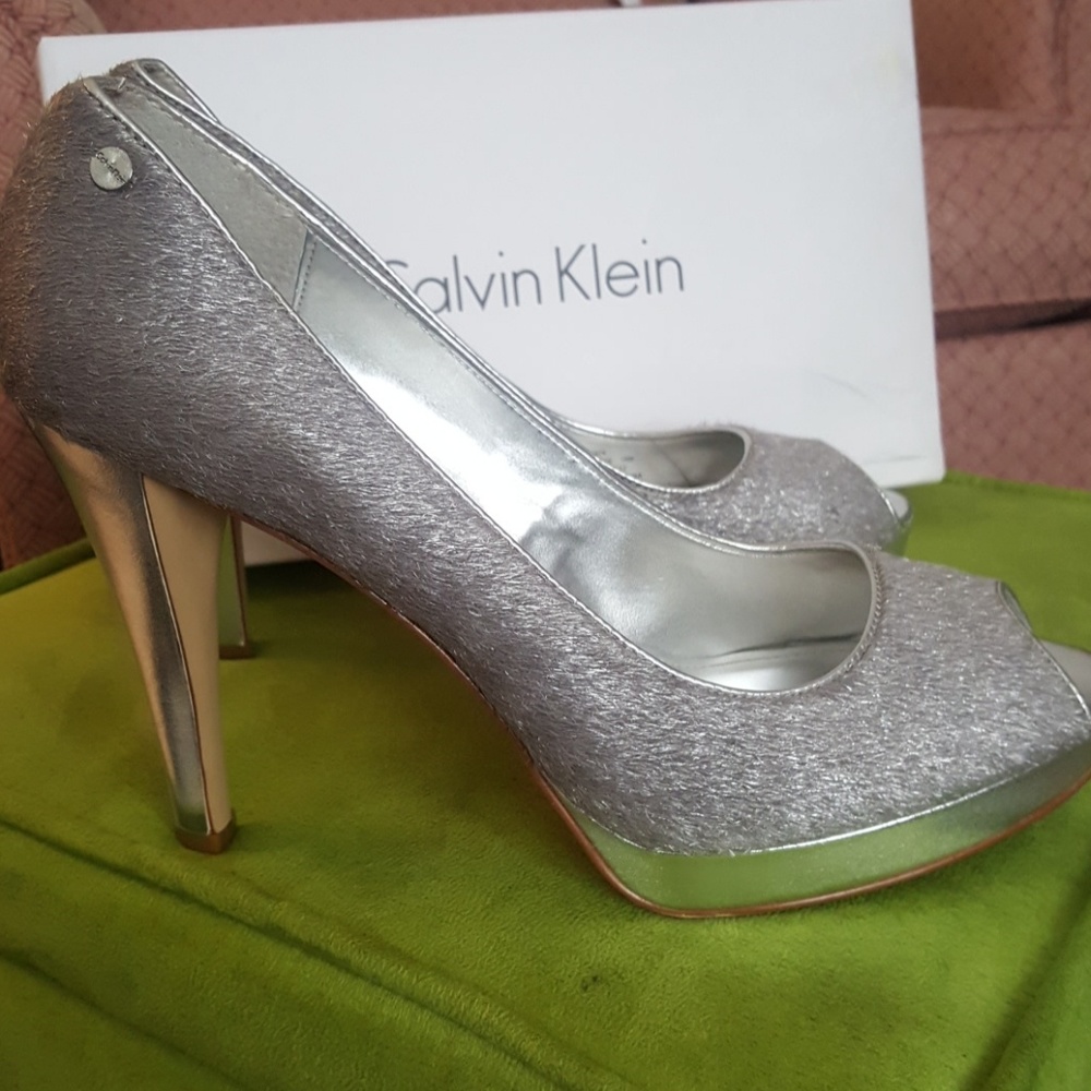 Silver textured peep toes
