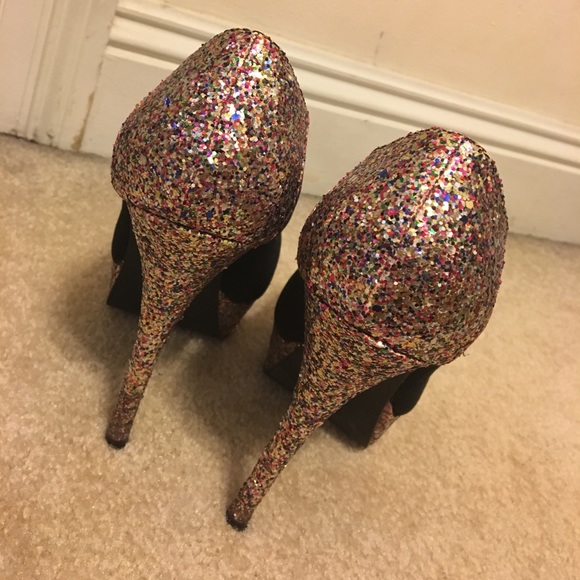 Black pumps with glitter detailing. - Picture 3 of 5
