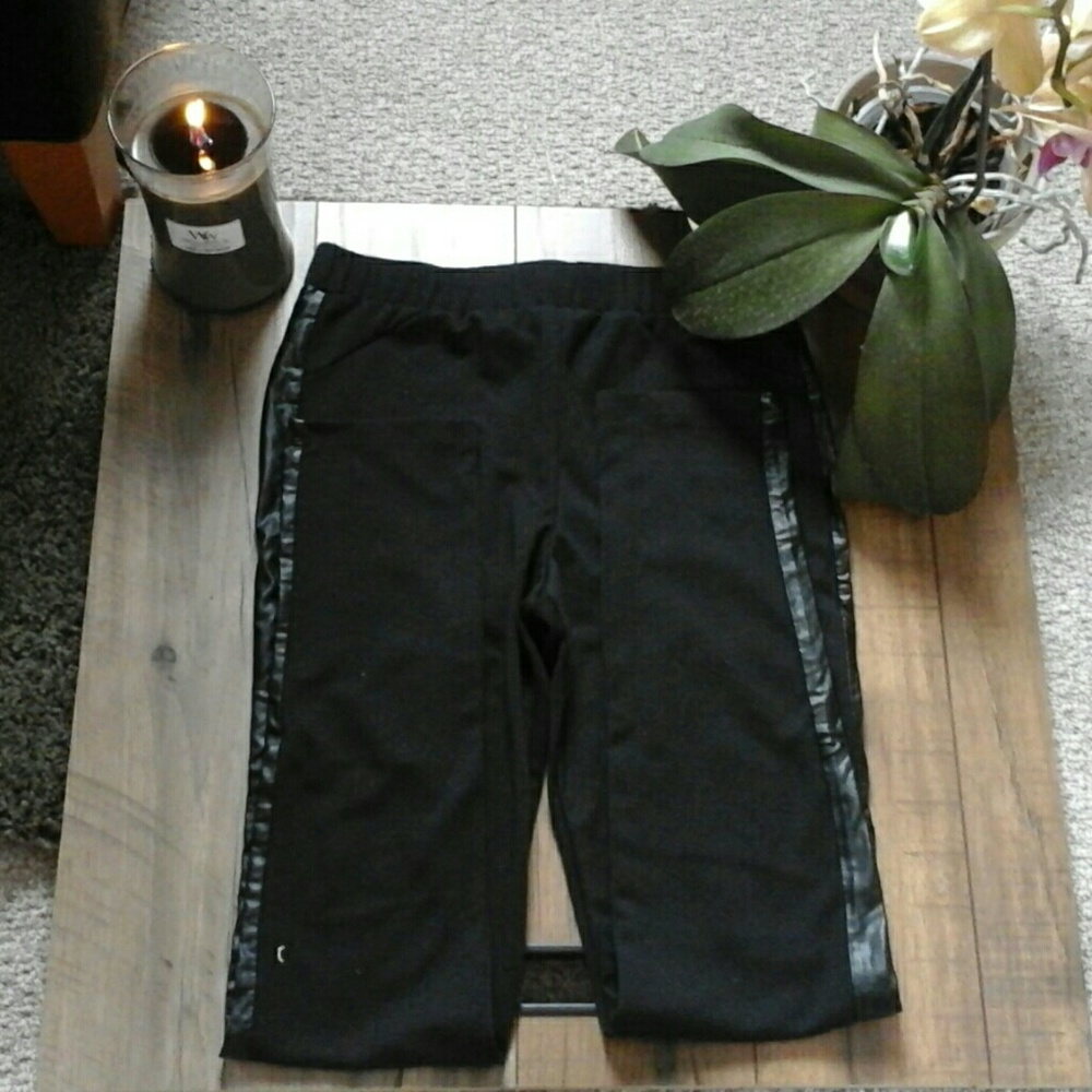 Amy Wear black leggings