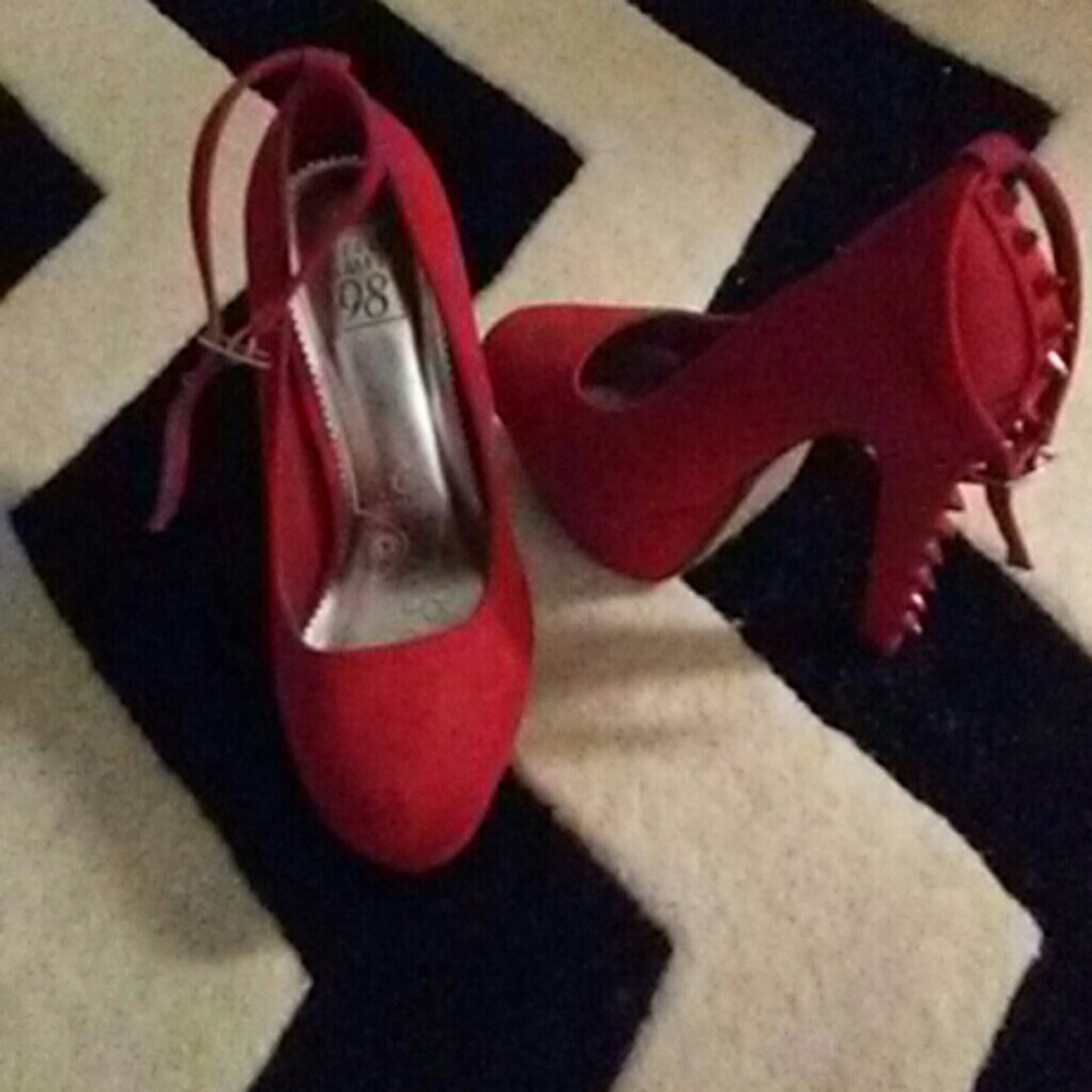 Heels - Picture 4 of 4