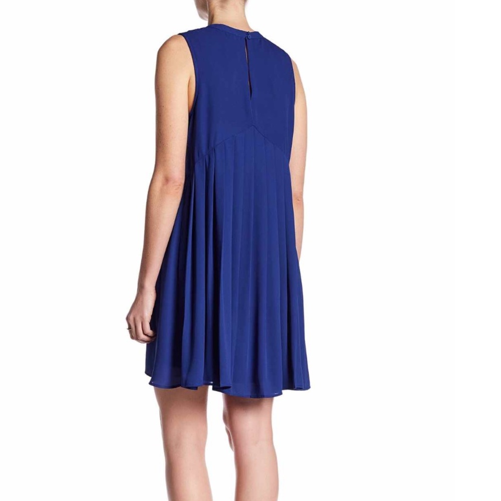 DR2 by Daniel Rainn – Sleeveless Pleated Back blue