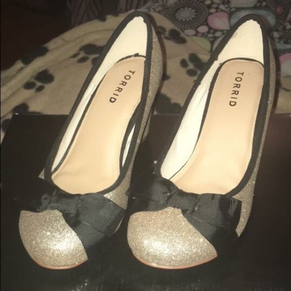 Gold glitter heels with black bow