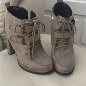 Platform booties perfect for 🍂🍁