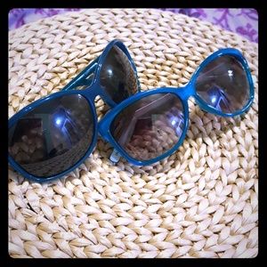 Bundle of turquoise sunglasses