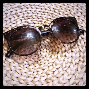 Tortoise shell printed sunglasses
