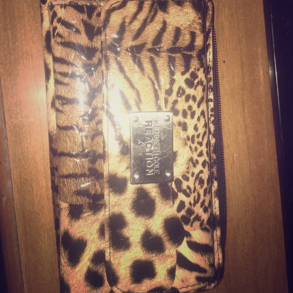 KENNETH COLE WALLET!❗️❗️ CHEETAH PRINT AND BLACK☺️ - Picture 1 of 5
