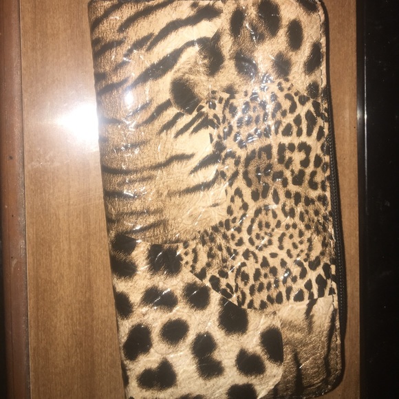 KENNETH COLE WALLET!❗️❗️ CHEETAH PRINT AND BLACK☺️ - Picture 3 of 5