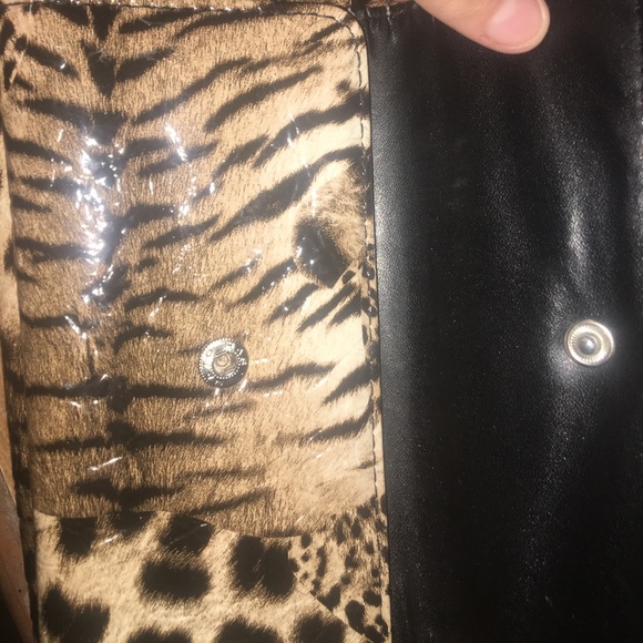 KENNETH COLE WALLET!❗️❗️ CHEETAH PRINT AND BLACK☺️ - Picture 4 of 5