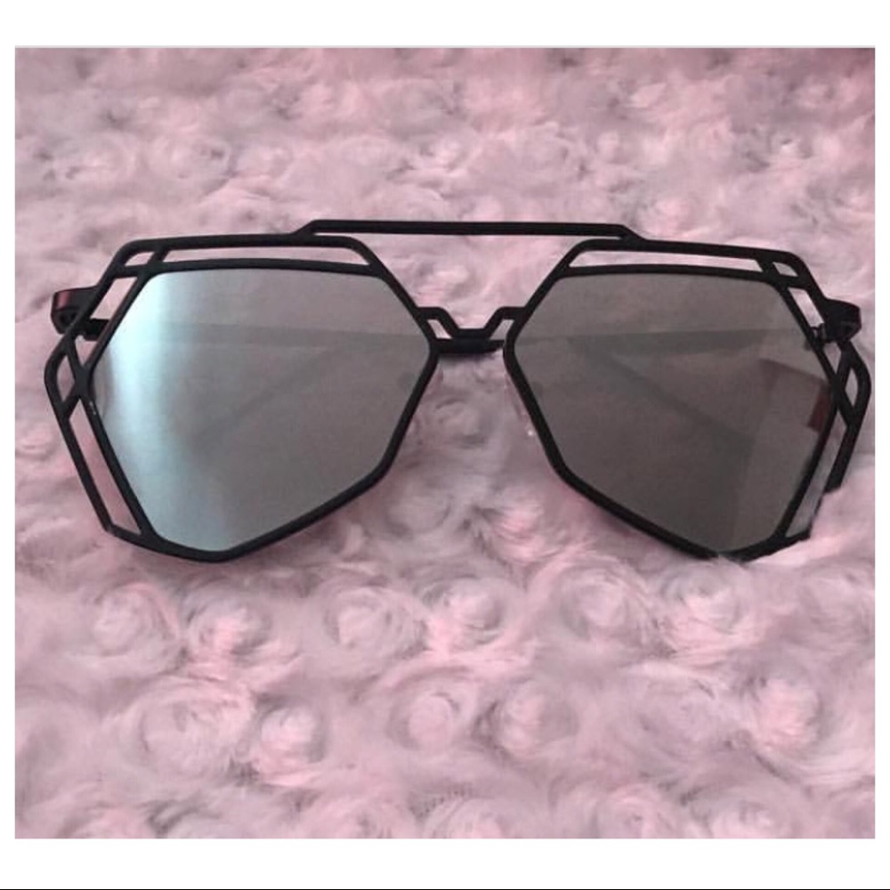 Black mirrored sunglasses