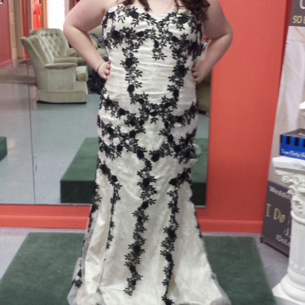Prom dress - Picture 3 of 4