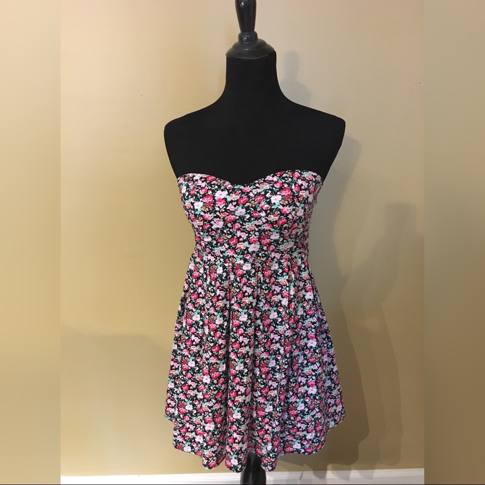 Adorable floral strapless dress!