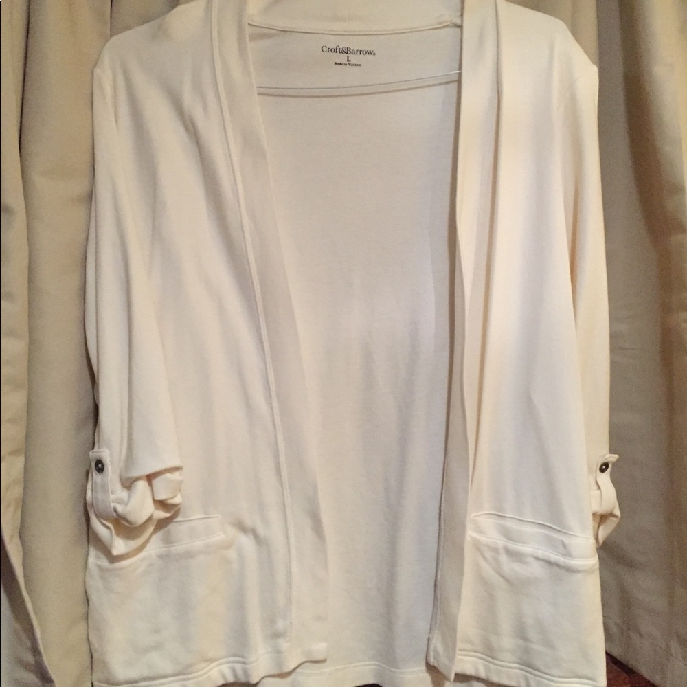 Comfy cream color sweater with pockets