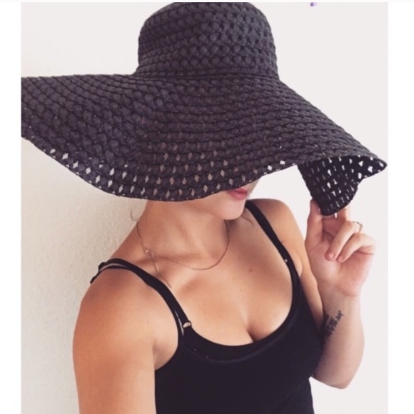 oversized floppy hat