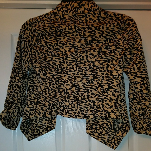 🌟 Printed Blazer 🌟 - Picture 2 of 3