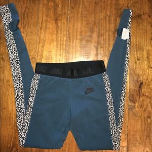 Leggings with footholes