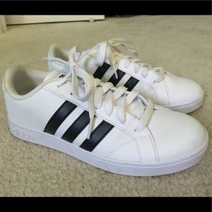 Size 6 Adidas Neos! In great condition