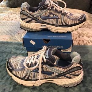 Women's Brooks tennis shoes