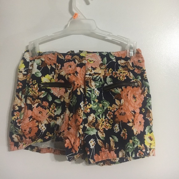 High waisted shorts - Picture 2 of 2