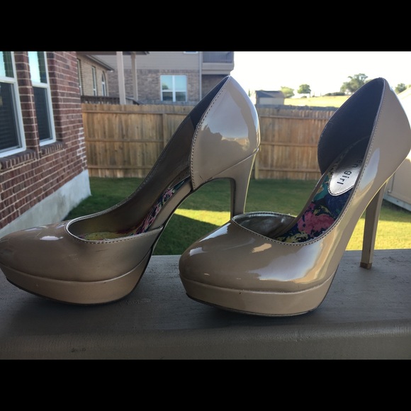Madden Girl Nude Patent Leather Platform Pump - Picture 4 of 8
