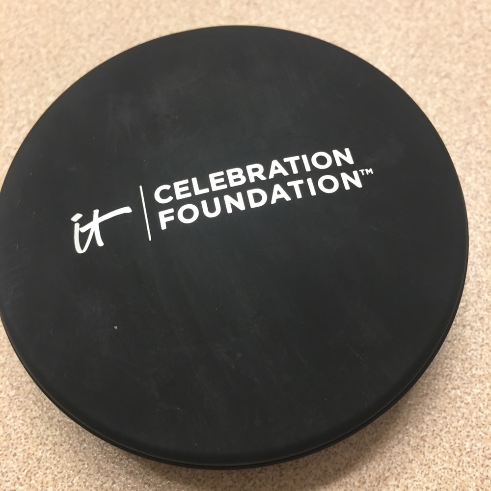 IT Cosmetics Celebration Foundation in MEDIUM
