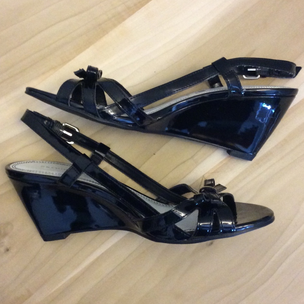 Patent leather sling back wedge sandal with bow!👠