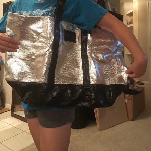 Brand new VS Weekender bag - Picture 3 of 3