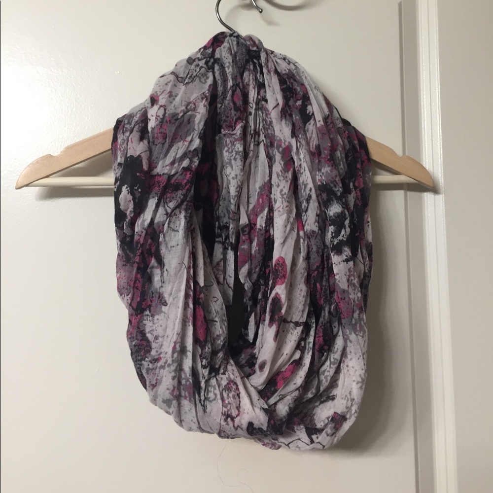 Light and breathable infinity scarf