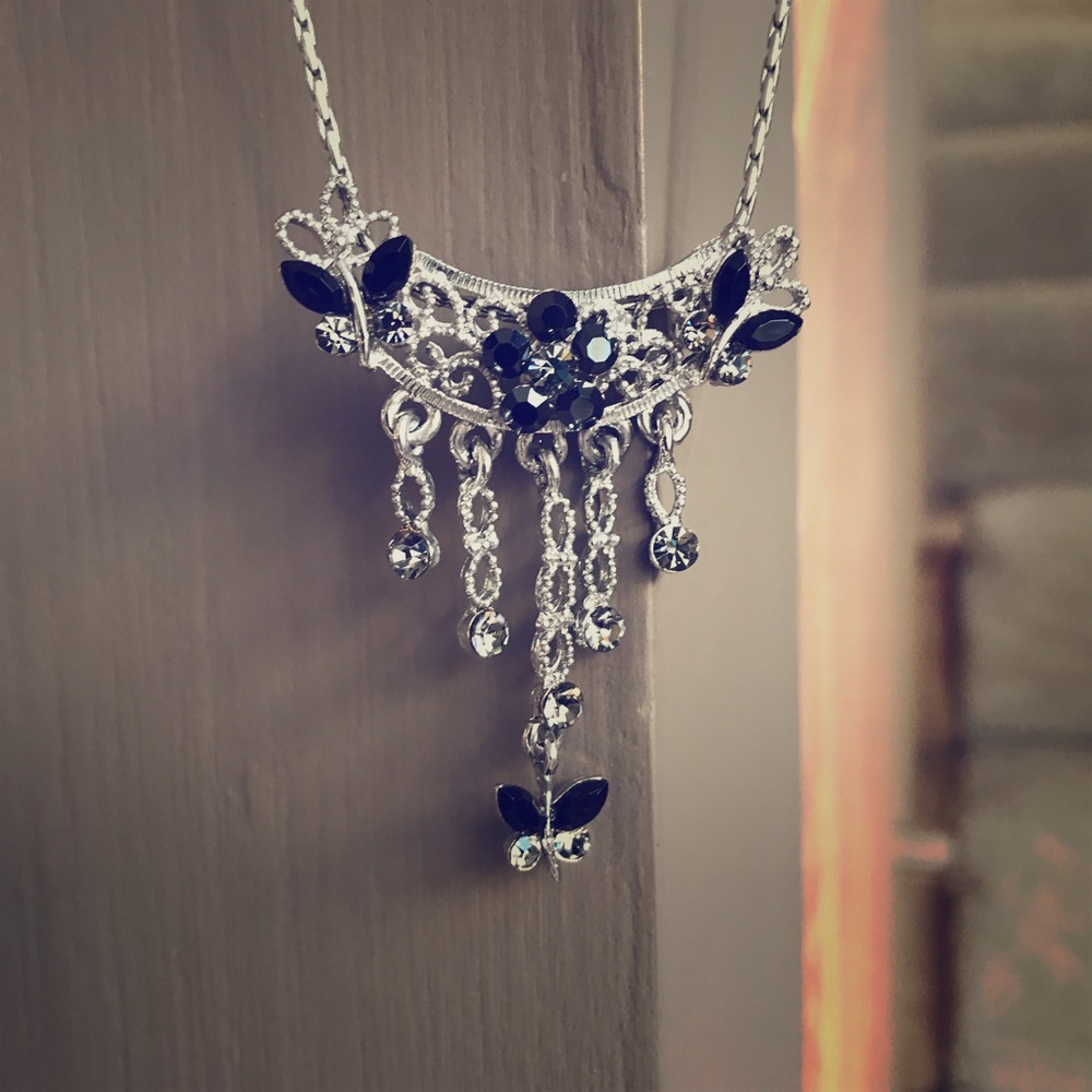 Gorgeous chandelier style crystal & beads necklace