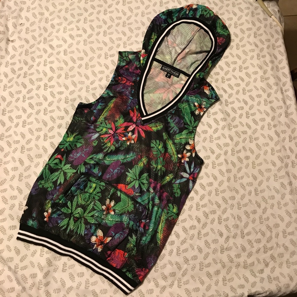 MESH VEST WITH HOOD!❤️