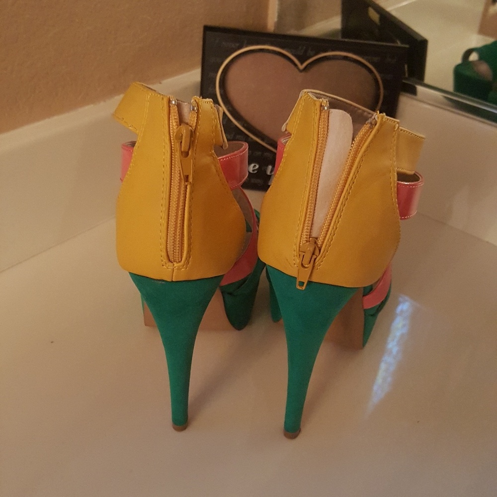 Springy Sandals - Picture 3 of 3