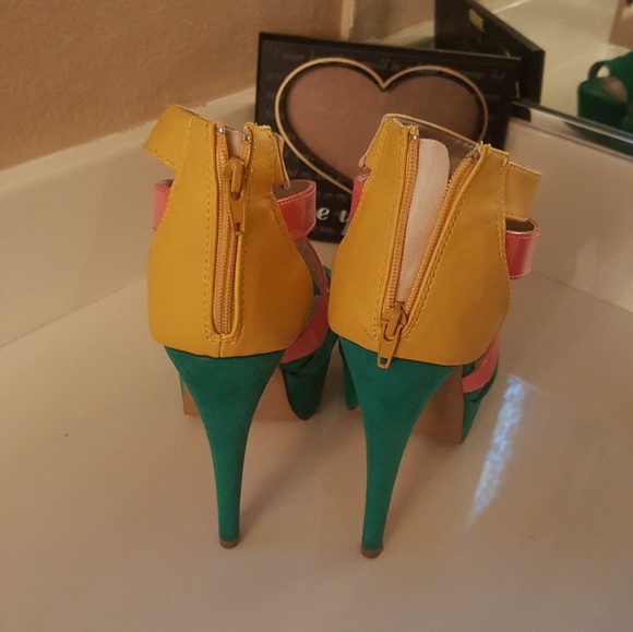 Springy Sandals - Picture 3 of 3