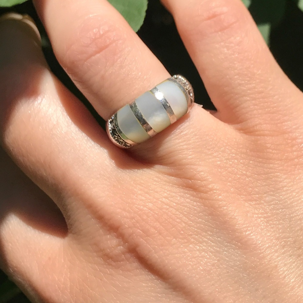 🌟Host Pick🌟VTG SS Mother Of Pearl Marcasite Ring