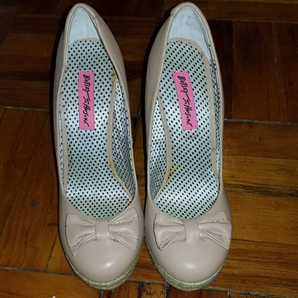Betsey Johnson tan pumps