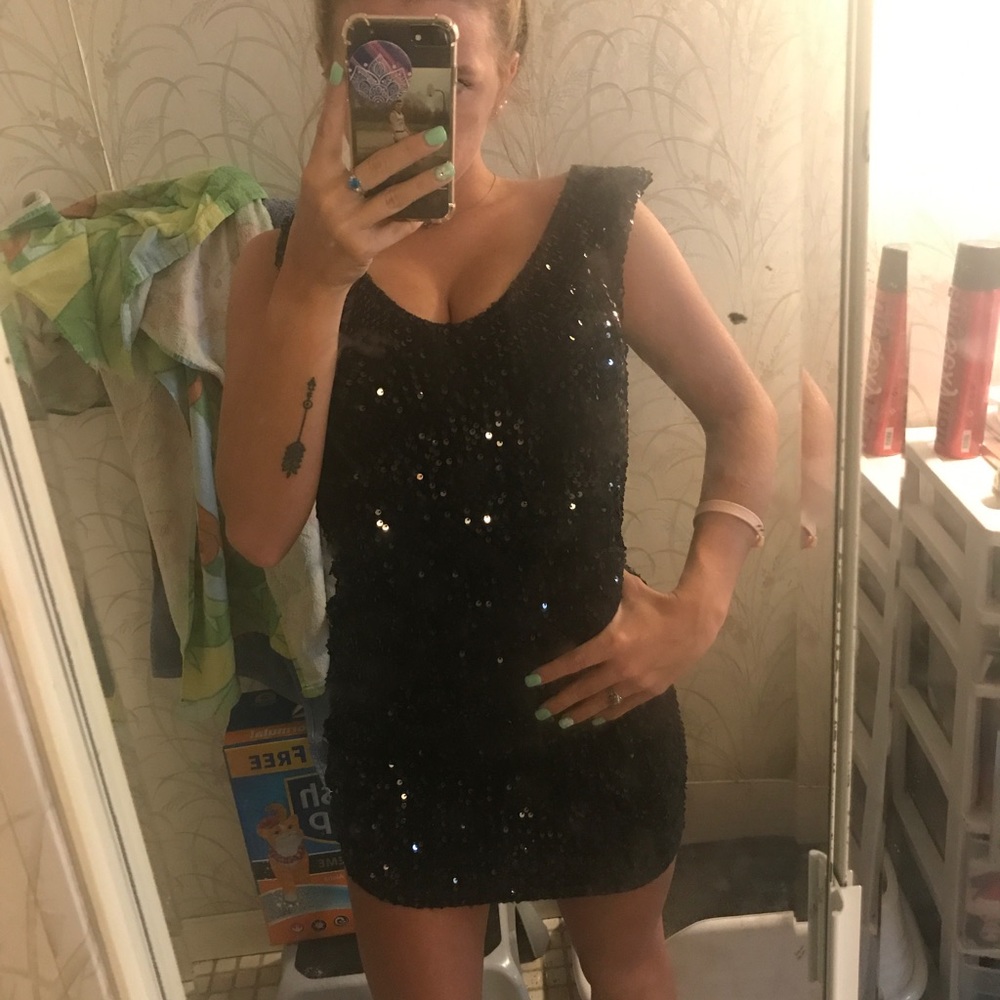 little black sequins dress!!👗