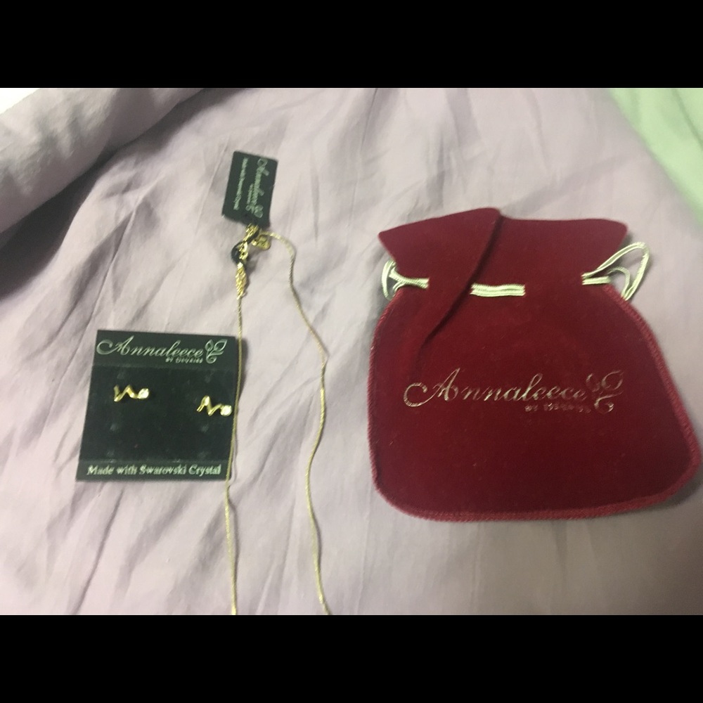 Annaleece by Devries jewelry set.