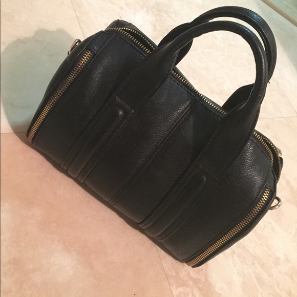 Black purse with gold detailing - Picture 1 of 4