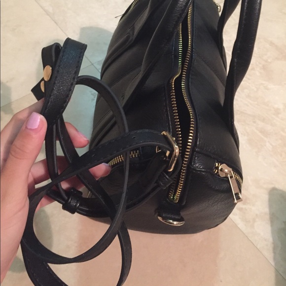 Black purse with gold detailing - Picture 2 of 4