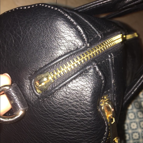 Black purse with gold detailing - Picture 4 of 4