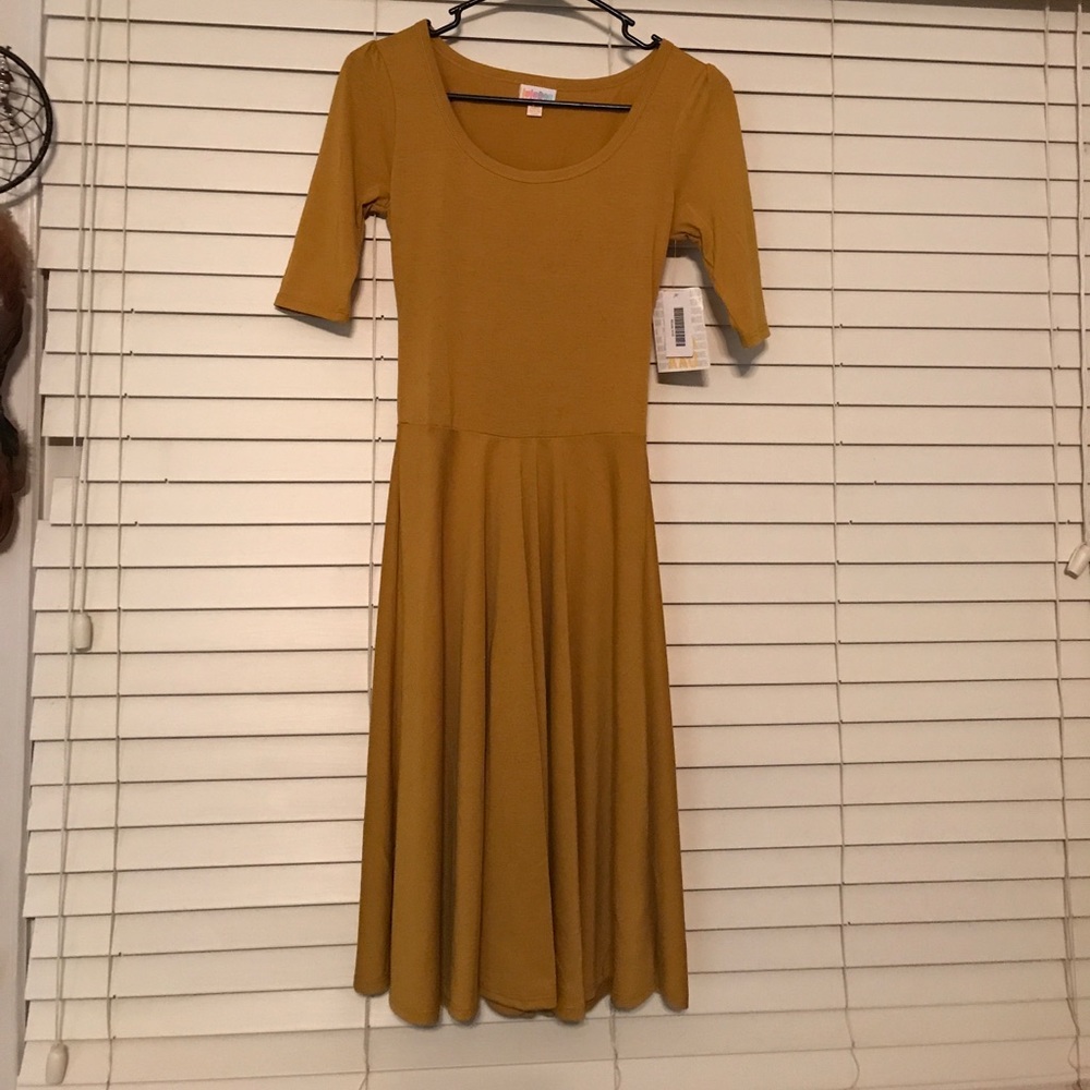 BNWT. Mustard. Lularoe Nicole.
