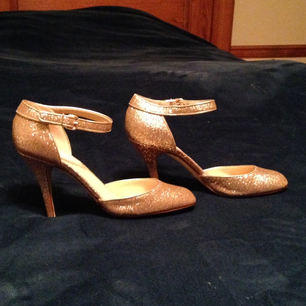 Beautiful gold heels!
