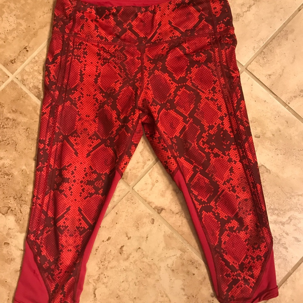Lululemon Crops Snake Skin patter size 6