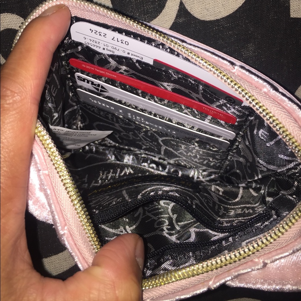 🎉SALE⬇️👜BetseyJohnson wristlets💞 - Picture 5 of 7